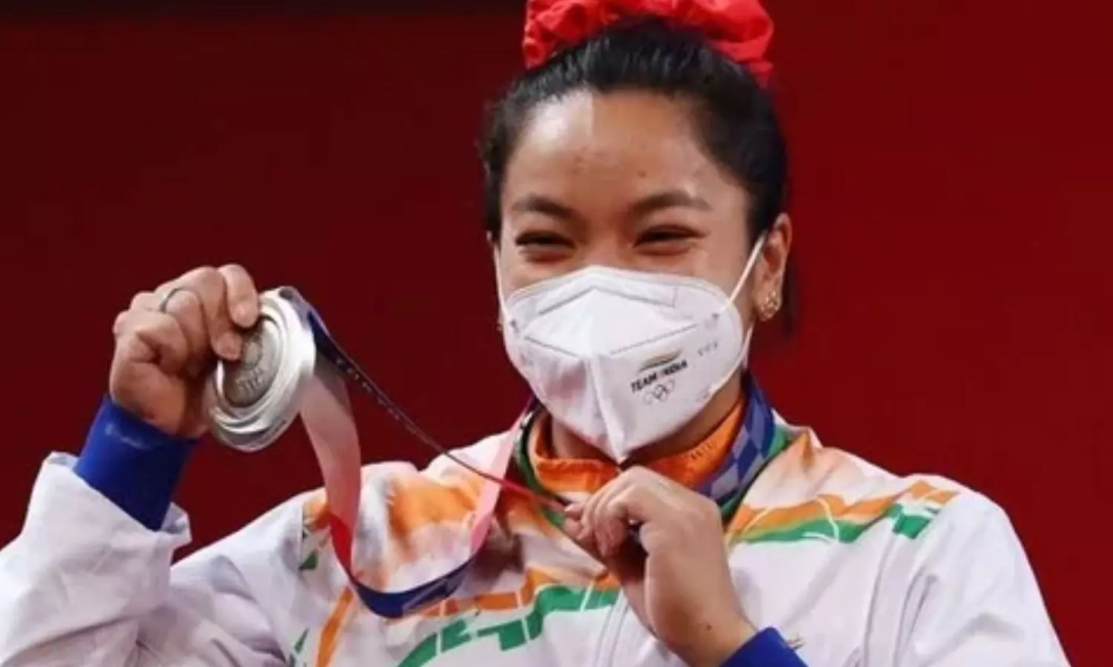 Chanu mở hàng cho Ấn Độ tại Olympic Tokyo 2021. Ảnh: Reuters.