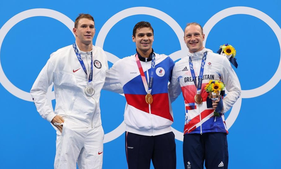 Murphy (kiri) di podium menerima medali bersama Rylov (tengah) dan Greenbank. Foto: Reuters.