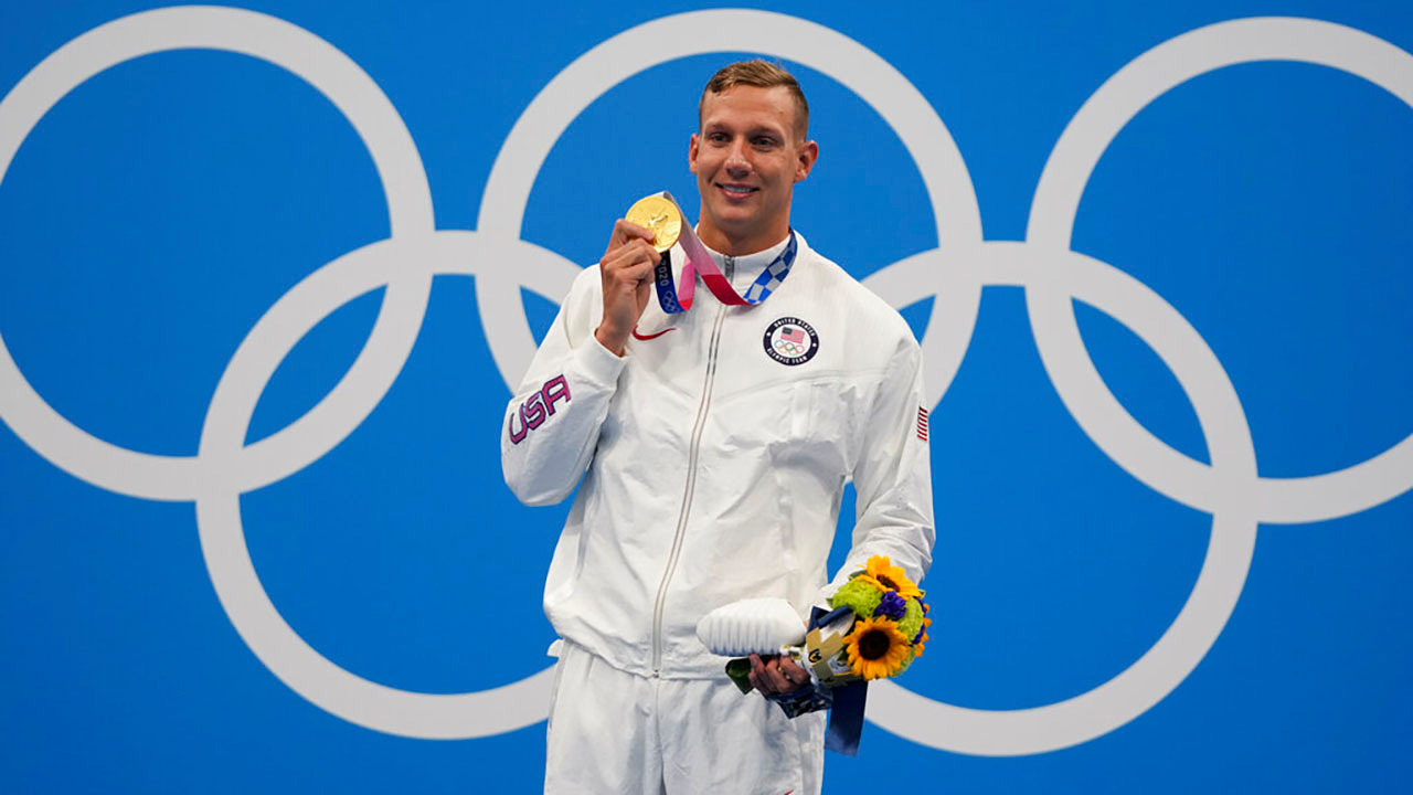 Dressel menerima medali emas dalam gaya bebas 100m putra pada 29 Juli. Foto: AP
