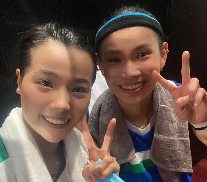 Thuỳ Linh (trái) chụp ảnh selfie cùng Tai Tzu Ying.