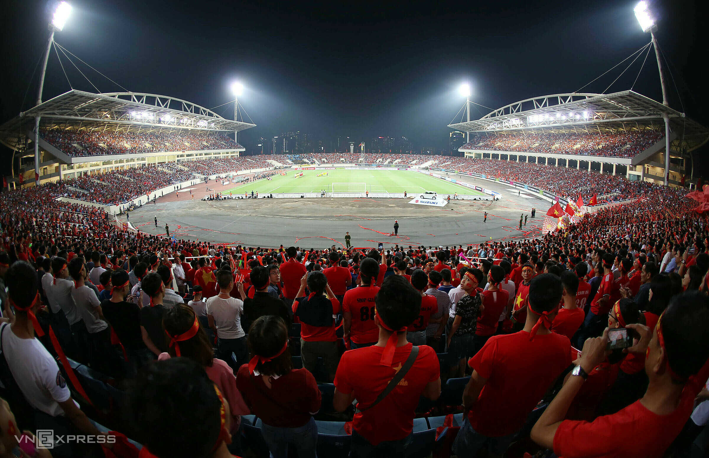 Sân Mỹ Đình chật kín khán giả khi Việt Nam tiếp Malaysia ở vòng bảng AFF Cup 2018. Ảnh: Đức Đồng.