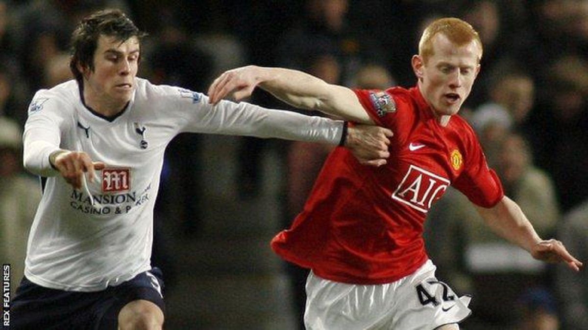 Eckersley tranh bóng với Gareth Bale trong trận Man Utd - Tottenham năm 2009. Ảnh: REX