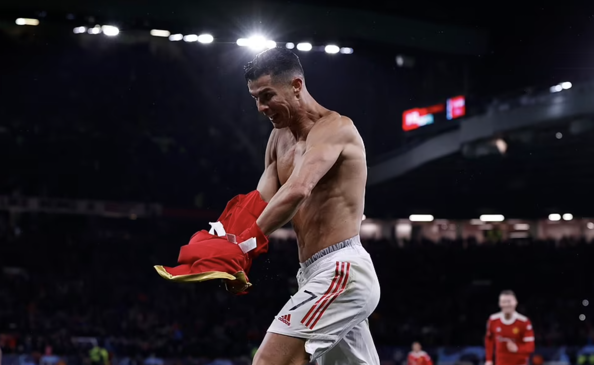 Ronaldo cởi áo mừng bàn thắng quyết định phút đá bù trước Villarreal. Mùa này anh từng làm điều tương tự khi chơi cho Bồ Đào Nha gặp Ireland.hôm 2/9. Ảnh: Reuters