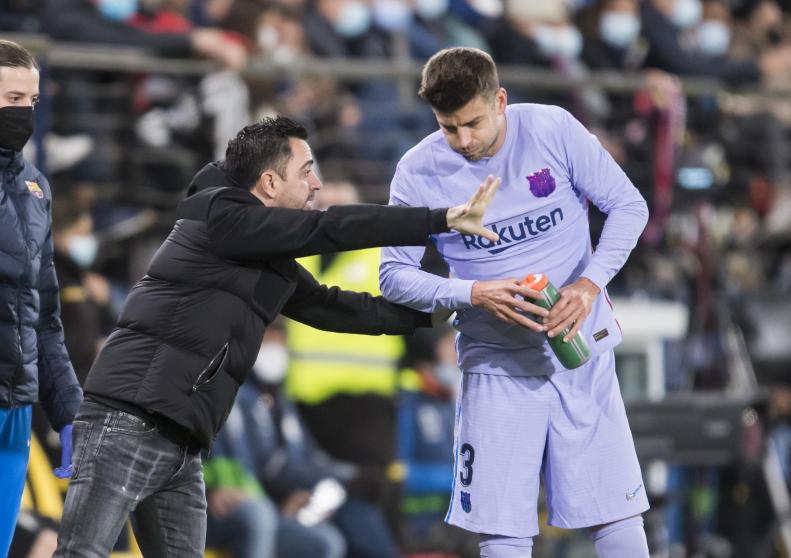 Xavi trao đổi với Pique bên lề trận Villarreal - Barca hôm 27/11. Trung vệ đội trưởng Barca là một trong những cầu thủ bị ảnh hưởng nhiều nhất khi phải tuân thủ kỷ luật thép của tân HLV. Ảnh: AFP