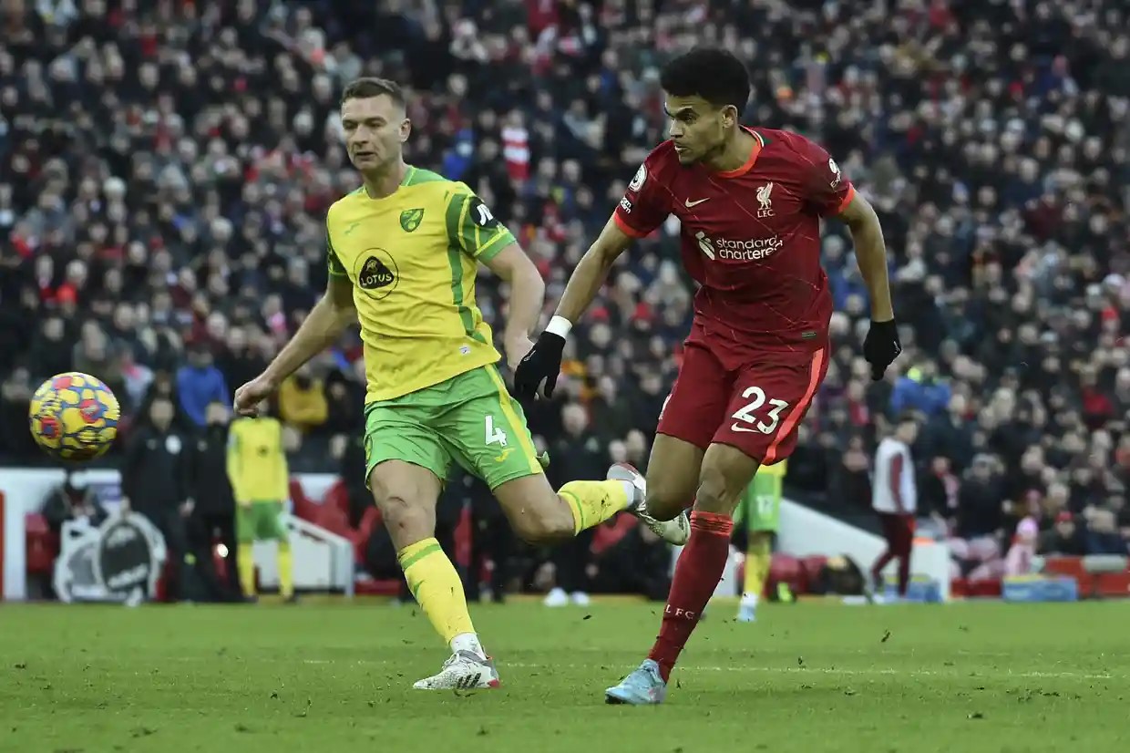 Diaz ghi bàn đầu tiên cho Liverpool. Ảnh: AP.