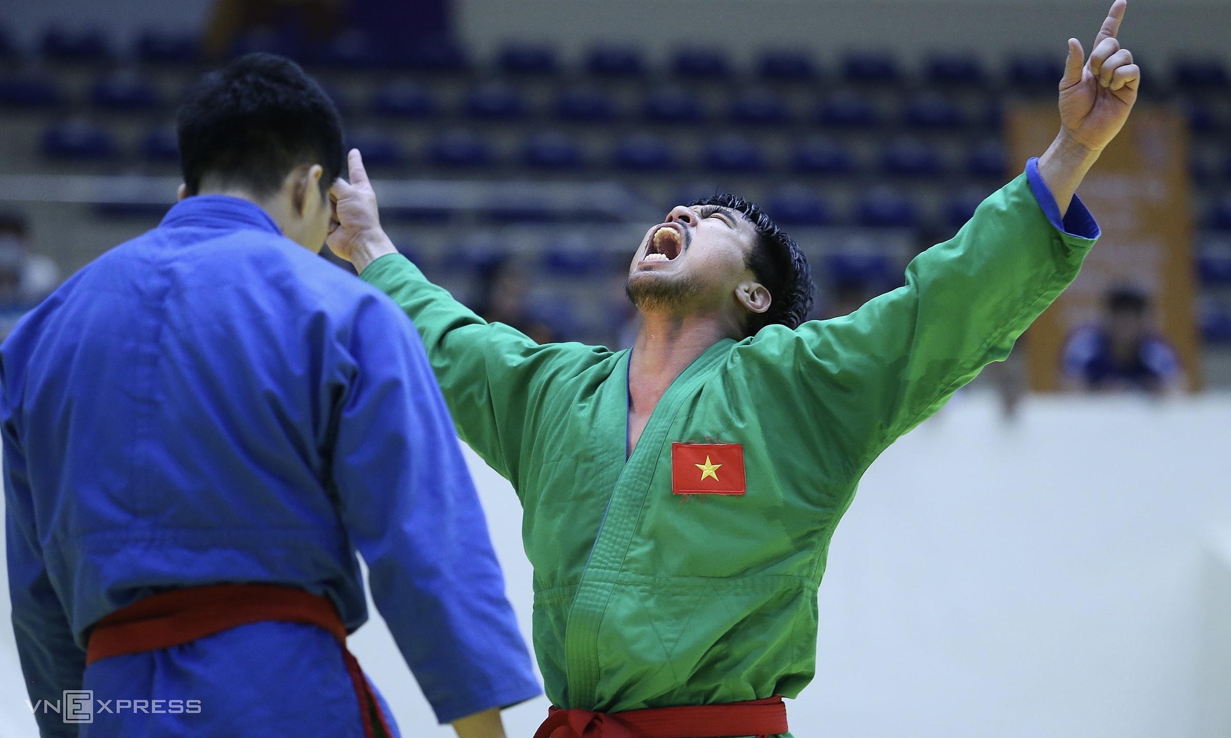 Minh Quân (áo xanh lá cây) mừng chiến thắng trước đồng đội đàn em Thanh Hiển. Ảnh: Lâm Thoả