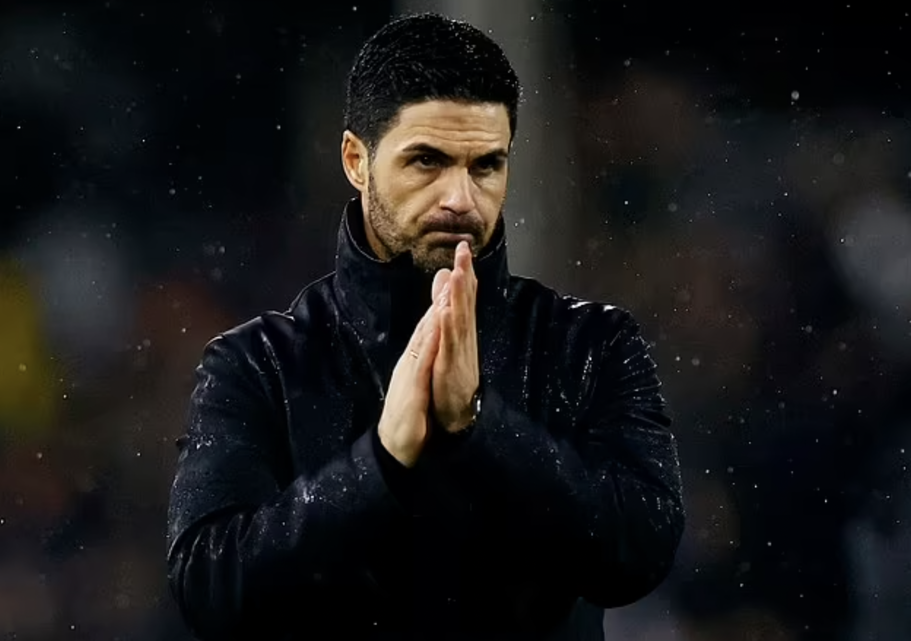 HLV Arteta vỗ tay cảm ơn CĐV sau khi Arsenal thua Fulham ở vòng 20 Ngoại hạng Anh. Ảnh: Reuters